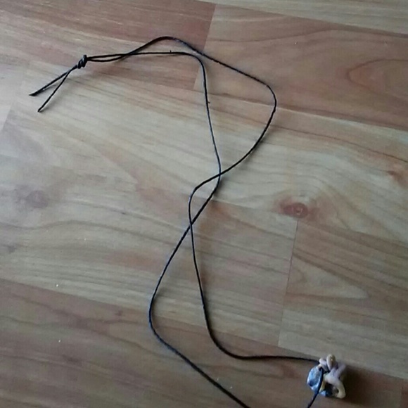 Shell necklace on hemp cord - Picture 2 of 3